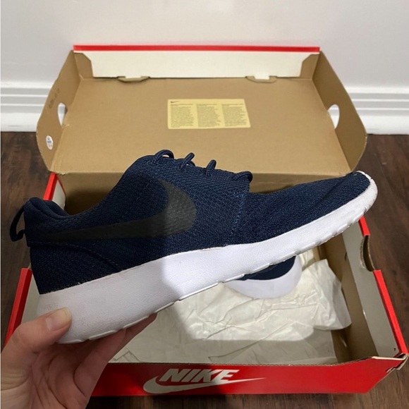 Nike - Picture 2 of 4